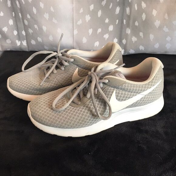 Nike Tanjun Gray / White Sneakers - 7.5 - Picture 12 of 13